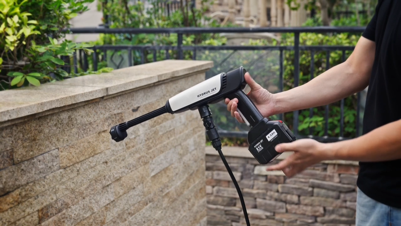 Slotting the 21V rechargeable lithium battery pack into the bottom of the Hydrus Jet hand unit